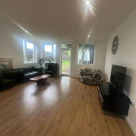 North London A Spacious 7 Bedroom House Accommodating Up To 18 People Complete With Own Gym And Table Tennis Екстер'єр фото
