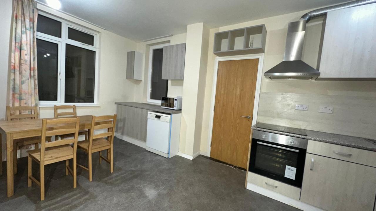 North London A Spacious 7 Bedroom House Accommodating Up To 18 People Complete With Own Gym And Table Tennis Екстер'єр фото