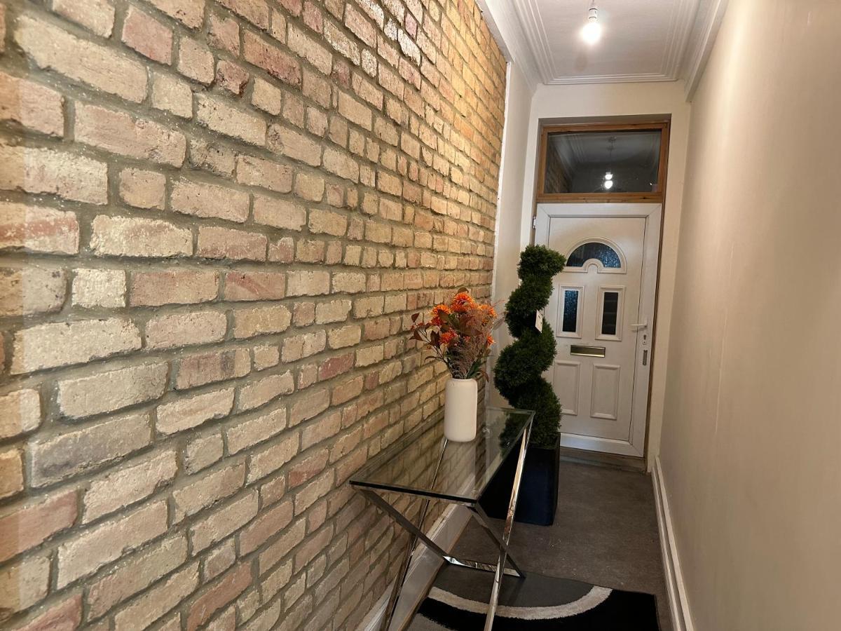 North London A Spacious 7 Bedroom House Accommodating Up To 18 People Complete With Own Gym And Table Tennis Екстер'єр фото