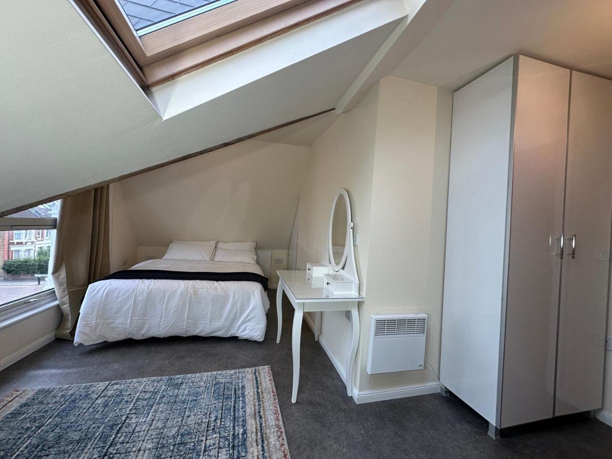 North London A Spacious 7 Bedroom House Accommodating Up To 18 People Complete With Own Gym And Table Tennis Екстер'єр фото
