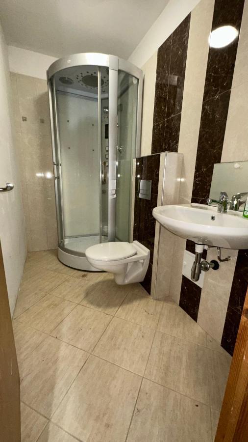 North London A Spacious 7 Bedroom House Accommodating Up To 18 People Complete With Own Gym And Table Tennis Екстер'єр фото