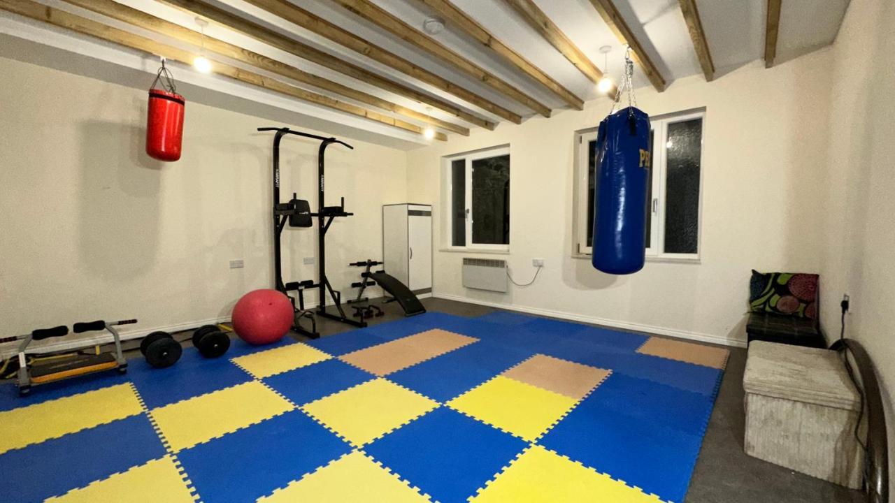 North London A Spacious 7 Bedroom House Accommodating Up To 18 People Complete With Own Gym And Table Tennis Екстер'єр фото