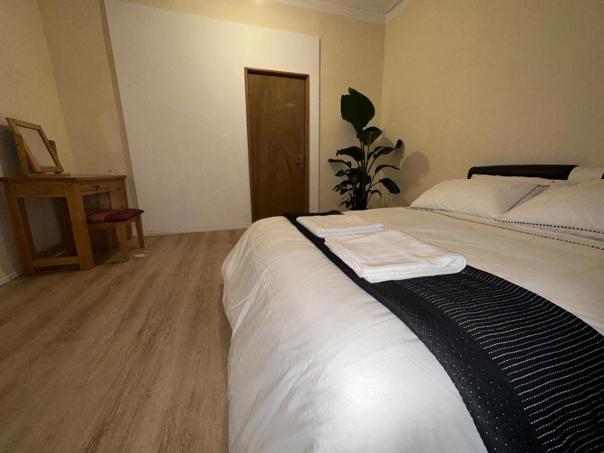 North London A Spacious 7 Bedroom House Accommodating Up To 18 People Complete With Own Gym And Table Tennis Екстер'єр фото