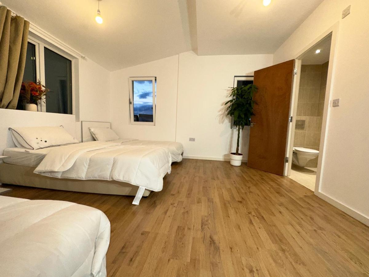 North London A Spacious 7 Bedroom House Accommodating Up To 18 People Complete With Own Gym And Table Tennis Екстер'єр фото