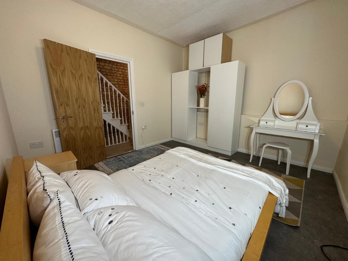 North London A Spacious 7 Bedroom House Accommodating Up To 18 People Complete With Own Gym And Table Tennis Екстер'єр фото