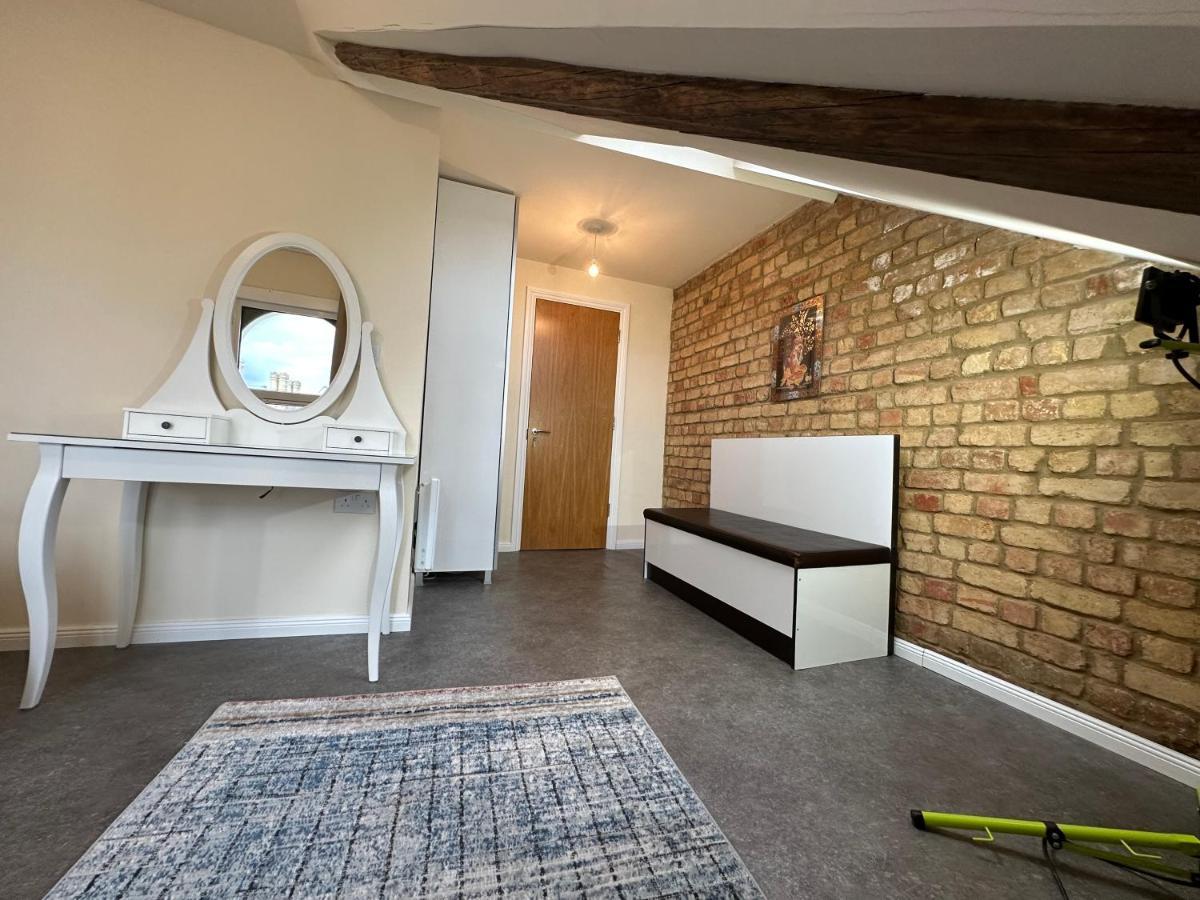 North London A Spacious 7 Bedroom House Accommodating Up To 18 People Complete With Own Gym And Table Tennis Екстер'єр фото