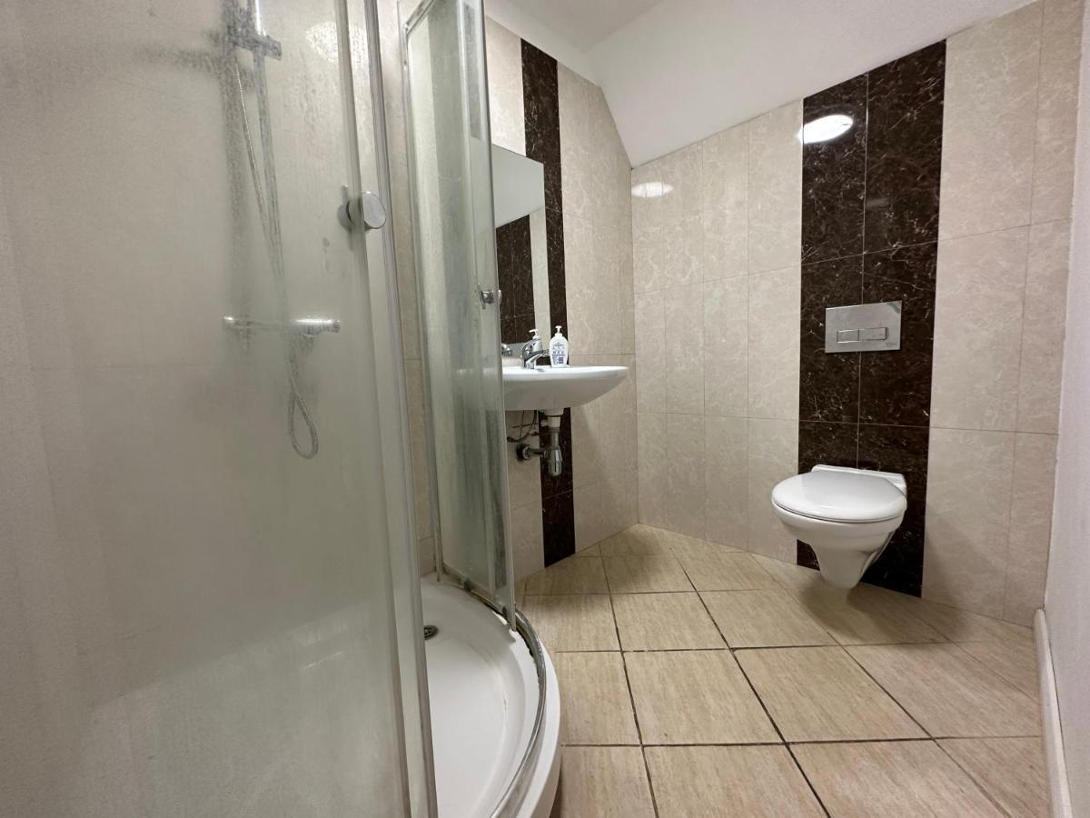 North London A Spacious 7 Bedroom House Accommodating Up To 18 People Complete With Own Gym And Table Tennis Екстер'єр фото