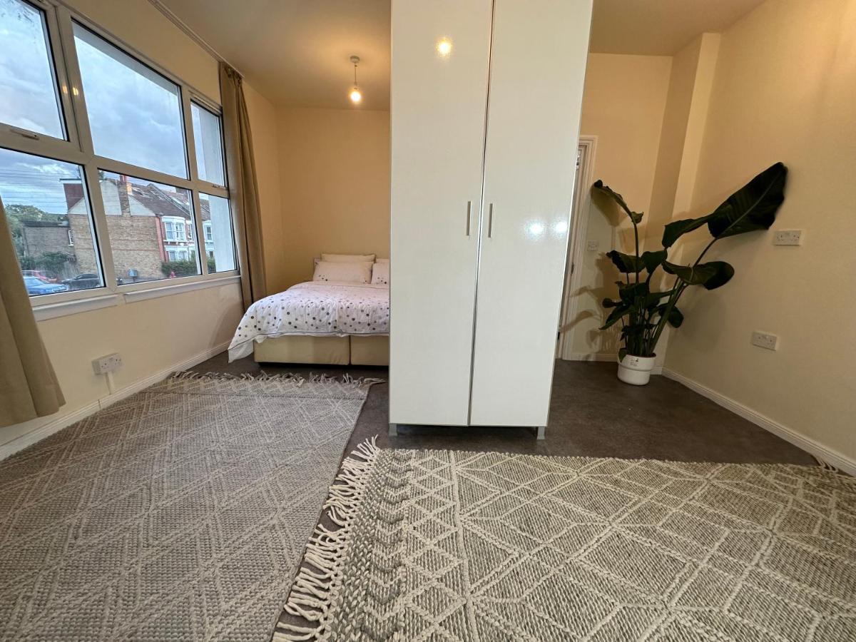 North London A Spacious 7 Bedroom House Accommodating Up To 18 People Complete With Own Gym And Table Tennis Екстер'єр фото
