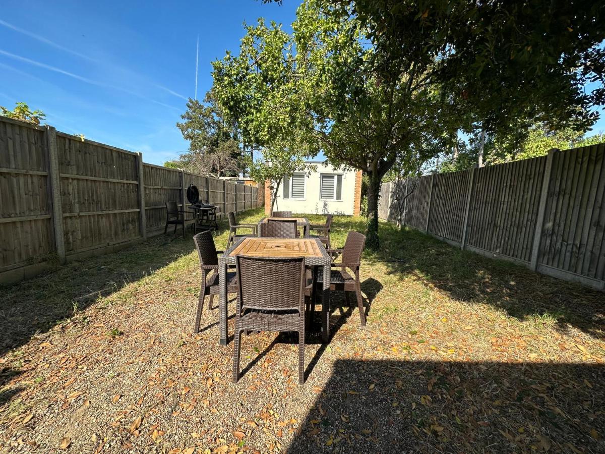 North London A Spacious 7 Bedroom House Accommodating Up To 18 People Complete With Own Gym And Table Tennis Екстер'єр фото