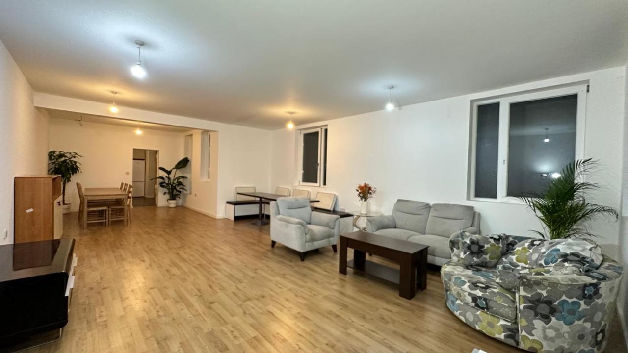 North London A Spacious 7 Bedroom House Accommodating Up To 18 People Complete With Own Gym And Table Tennis Екстер'єр фото