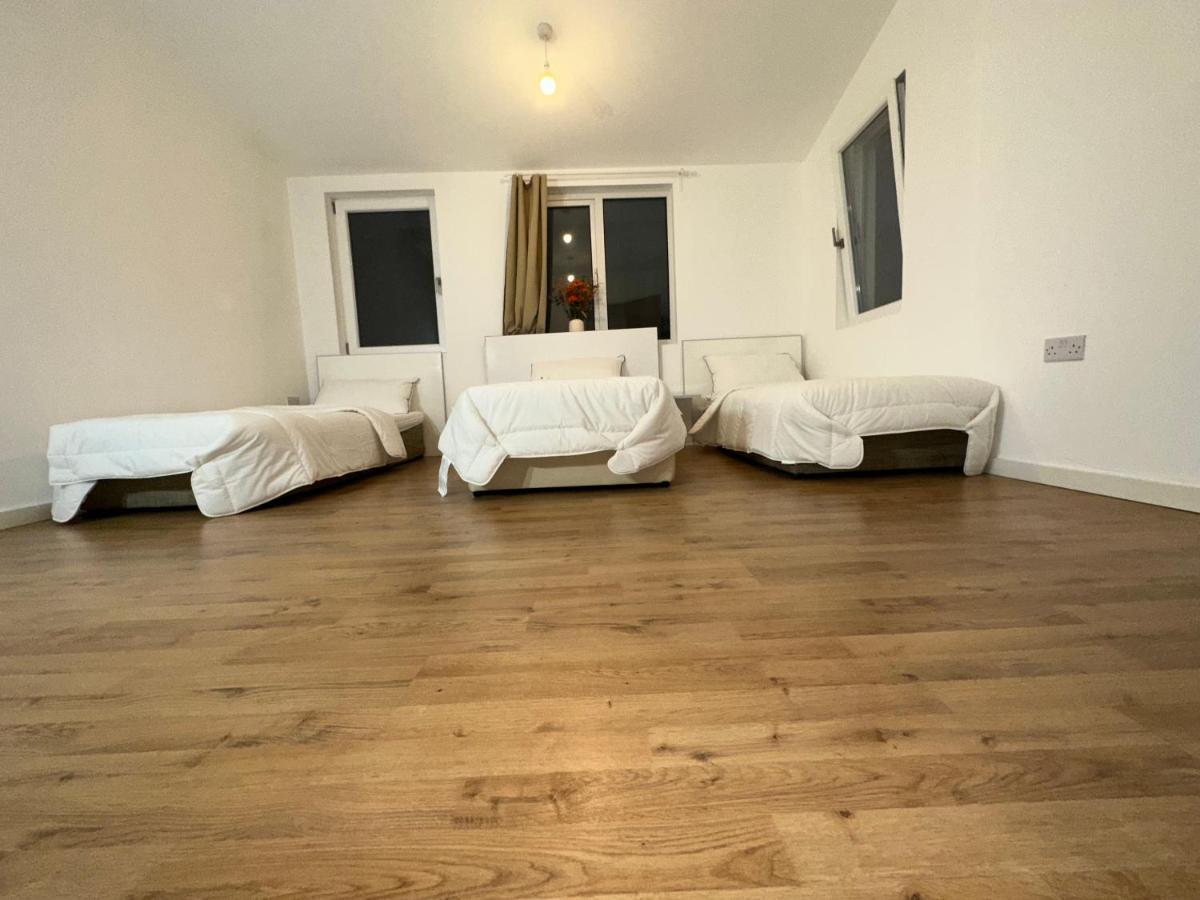 North London A Spacious 7 Bedroom House Accommodating Up To 18 People Complete With Own Gym And Table Tennis Екстер'єр фото