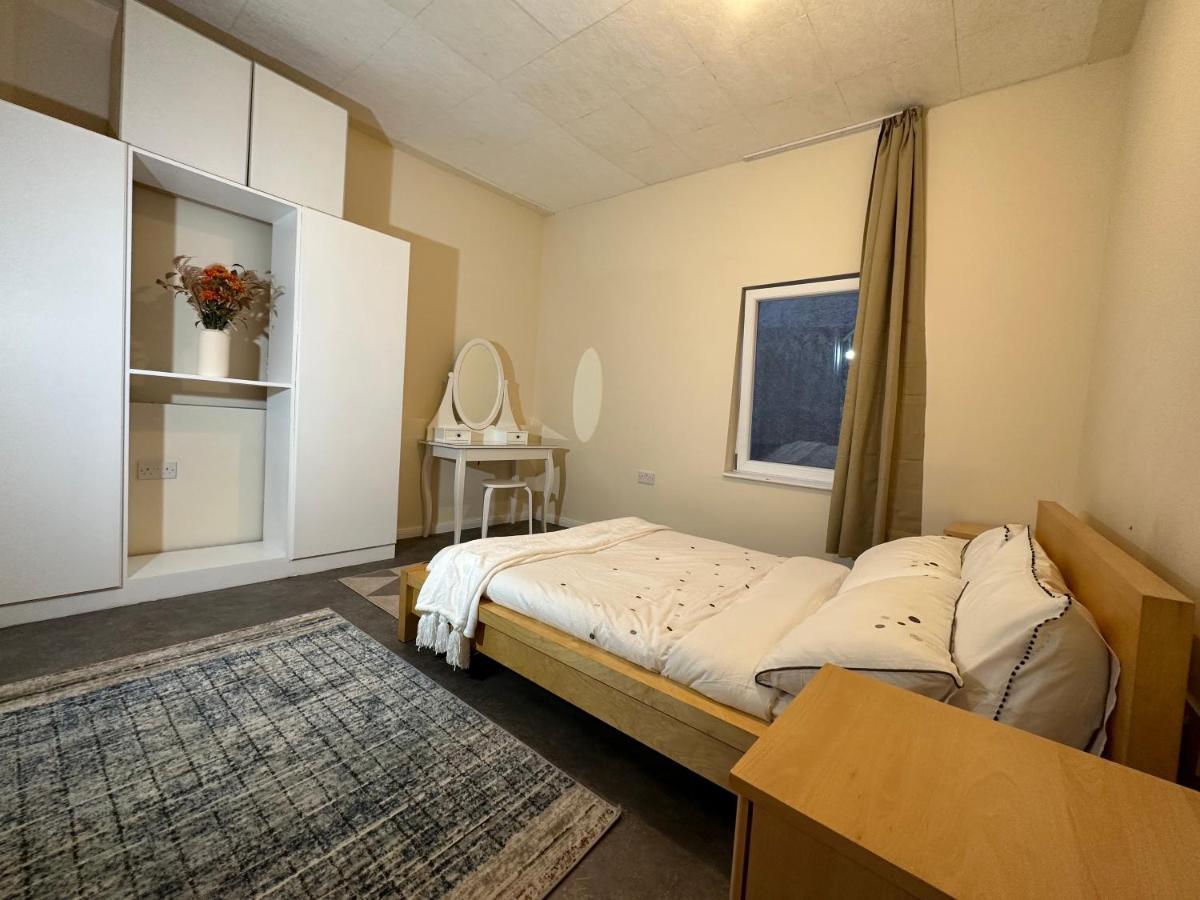 North London A Spacious 7 Bedroom House Accommodating Up To 18 People Complete With Own Gym And Table Tennis Екстер'єр фото