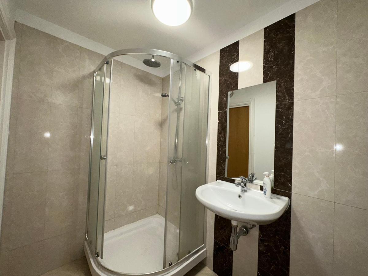 North London A Spacious 7 Bedroom House Accommodating Up To 18 People Complete With Own Gym And Table Tennis Екстер'єр фото