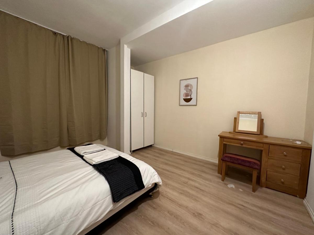 North London A Spacious 7 Bedroom House Accommodating Up To 18 People Complete With Own Gym And Table Tennis Екстер'єр фото