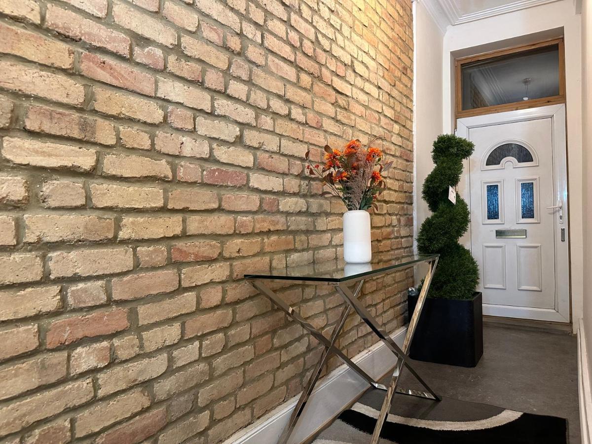 North London A Spacious 7 Bedroom House Accommodating Up To 18 People Complete With Own Gym And Table Tennis Екстер'єр фото