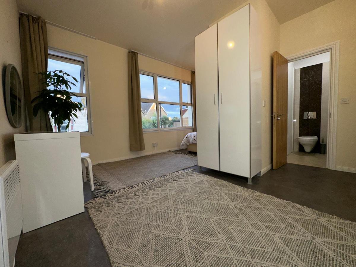 North London A Spacious 7 Bedroom House Accommodating Up To 18 People Complete With Own Gym And Table Tennis Екстер'єр фото