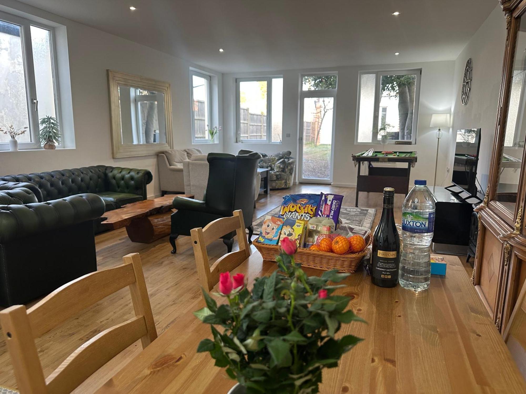 North London A Spacious 7 Bedroom House Accommodating Up To 18 People Complete With Own Gym And Table Tennis Екстер'єр фото